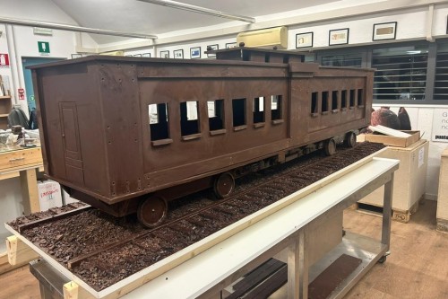 Treno di cioccolato record a Palazzo Lombardia –...