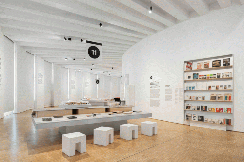 Lella e Massimo Vignelli alla Triennale con una gr...